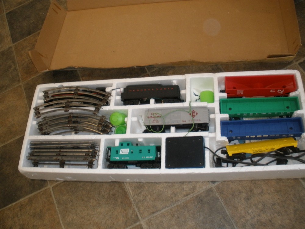 VINTAGE LIONEL BLACK DIAMOND EXPRESS TRAIN SET IN BOX (UNTESTED)