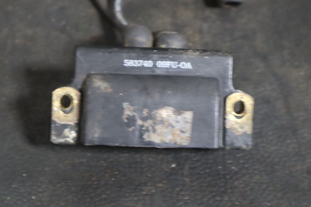 JOHNSON 40HP OUTBOARD IGNITION COIL SPARK PLUG CAP 583740