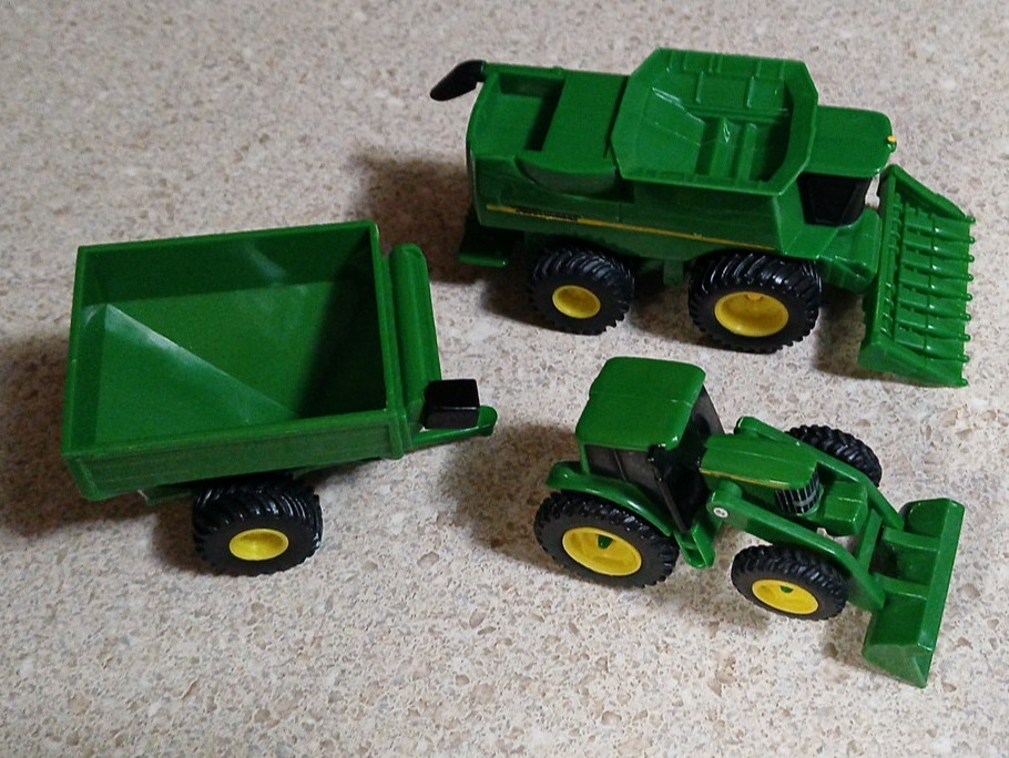 John Deere Diecast Combine w Tractor & Trailer 1:64
