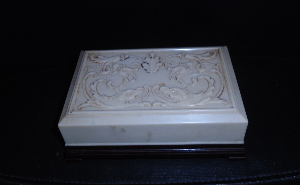 VINTAGE LUXOR PLASTIC CELLULOID VANITY/TRINKET BOX RECTANGULAR