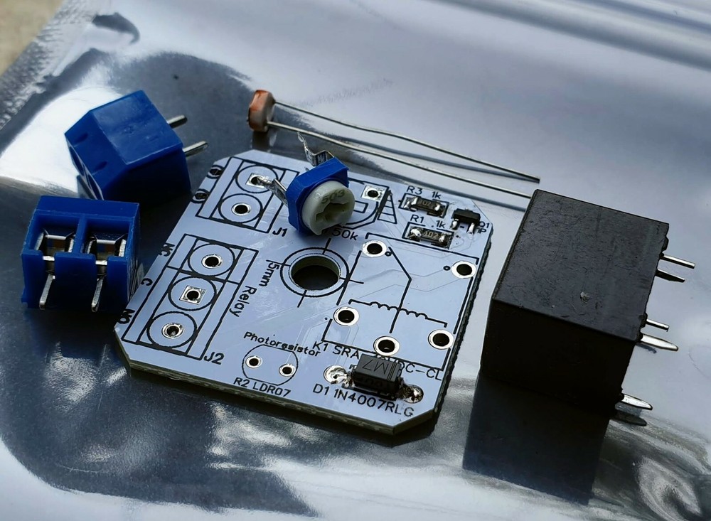 12VDC Dark Light Relay Sensor Electronic DIY Board Solar Panel Sun Axis Tracking