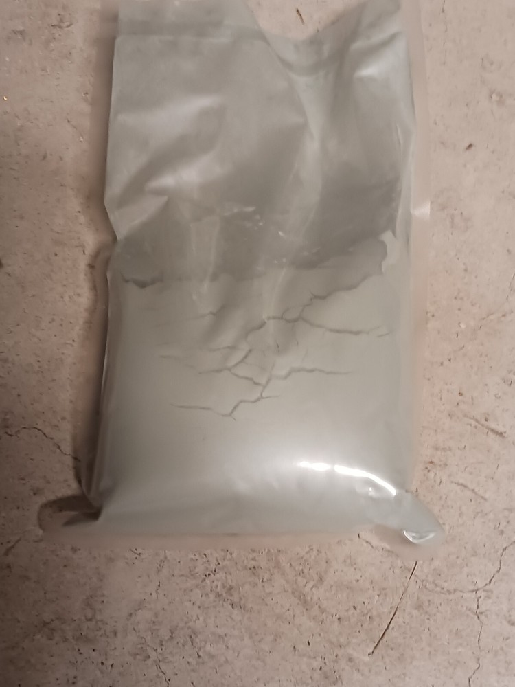 600 grams fine silicon carbide powder