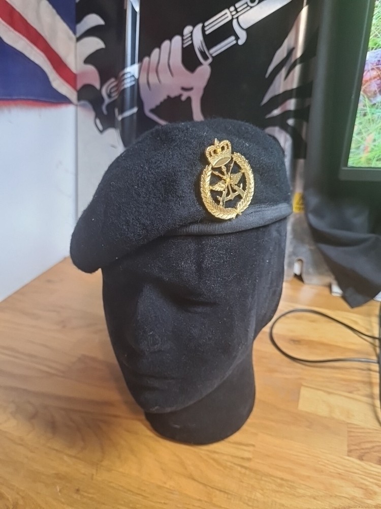 Kuwait Army Beret & Badge Size 54