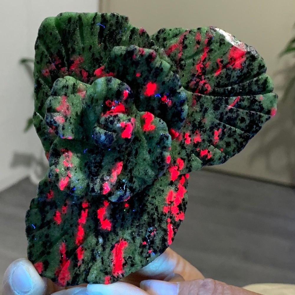 249G Natural green Ruby zoisite(anylite)crystal Carving rose glow under UV light