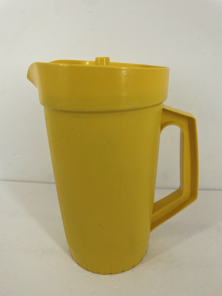Vintage TUPPERWARE Yellow 2 Quart Pitcher w/ Push Button Lid #800-6