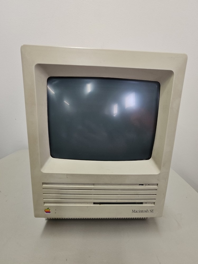 Vintage Apple Macintosh SE M5011 All-in-One Computer – Powers On