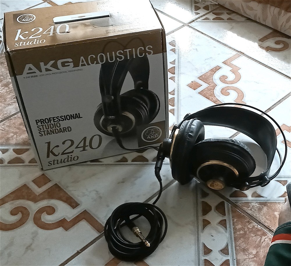 AKG K240 Studio Professional Studio Standar-Mobile Full Digital Use & excellent!