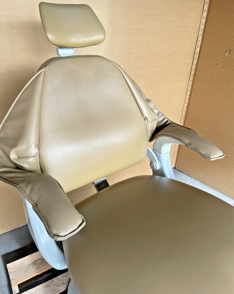 Marus DC1704 Dental Chair w/ DCI Fixed Post Mount Light & Assistant Delivery Pkg