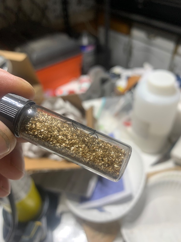 gold flakes 2 grams