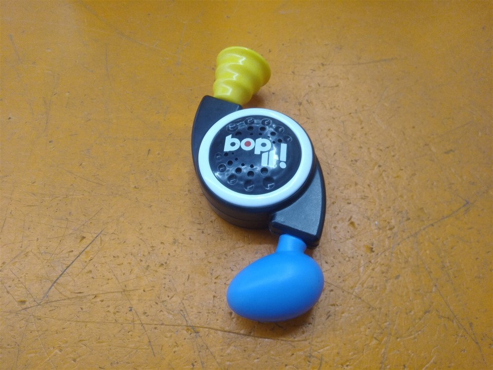 ⭐️⭐️⭐️⭐️⭐️ Bop It! Mini Travel Handheld 6" Game