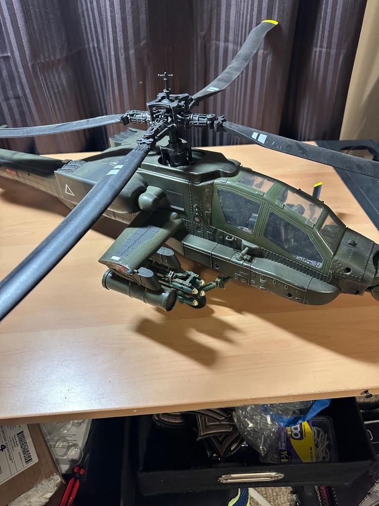 US ARMY AH-64 APACHE HELICOPTER Elite Force (BBI) 1:18 NEW