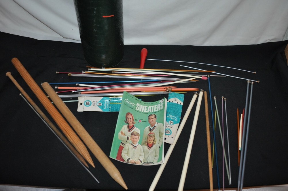 VINTAGE BLACK KNITTING NEEDLE BOX CASE & needles -  misc + 1965 patterns EUC