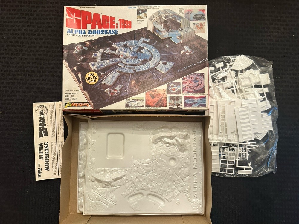 FUNDIMENSIONS 1976 SPACE:1999 ALPHA MOONBASE (18”X12”) KIT Model