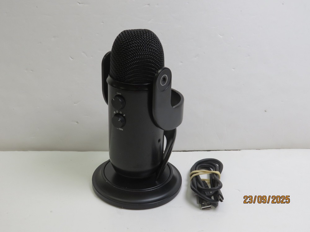 Blue Yeti Game Streaming Microphone Kit - [DX59]