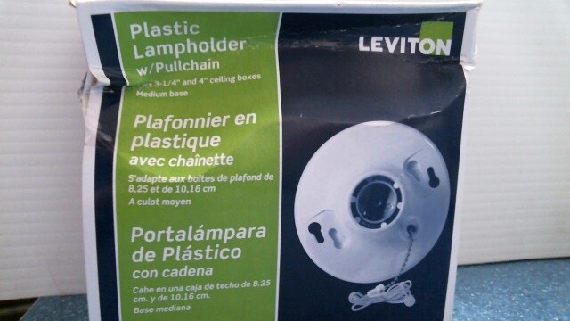 Leviton Plastic Lampholder w/ Pullchain   (8827)  FS