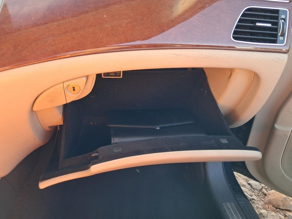 GENESIS   2012 Glove Box 4789727