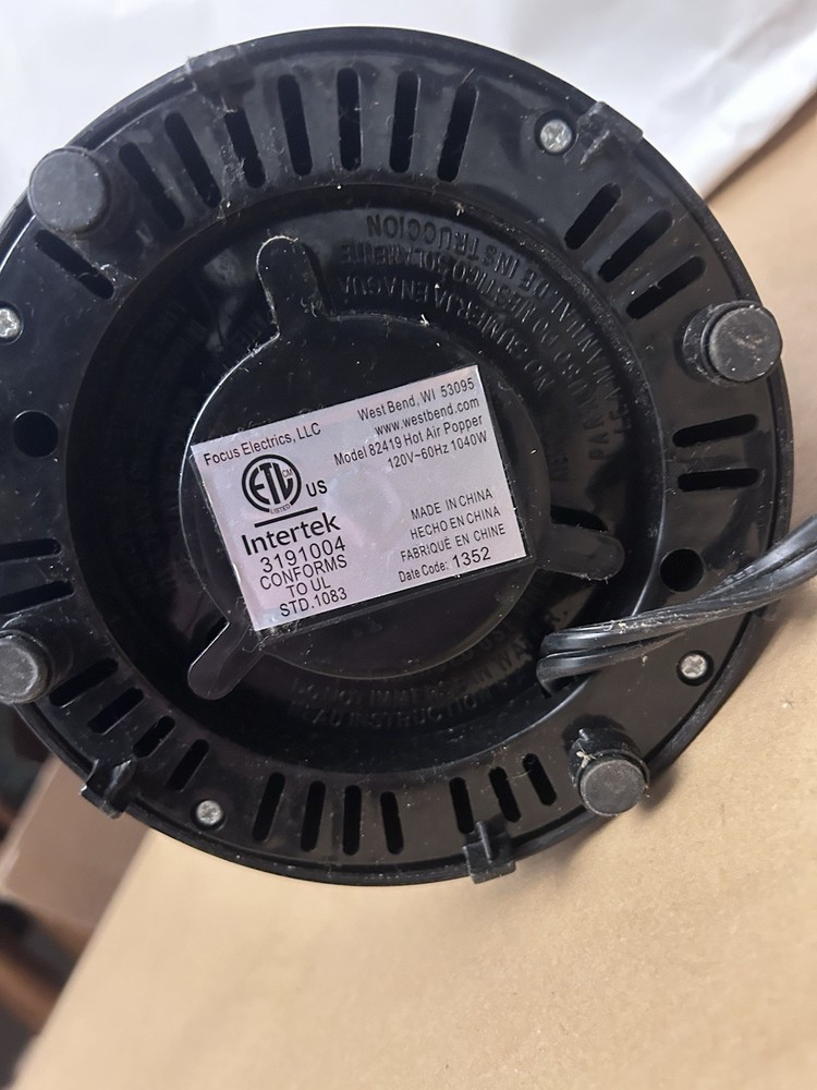 Black popcorn maker ACDC plug used on/off switch