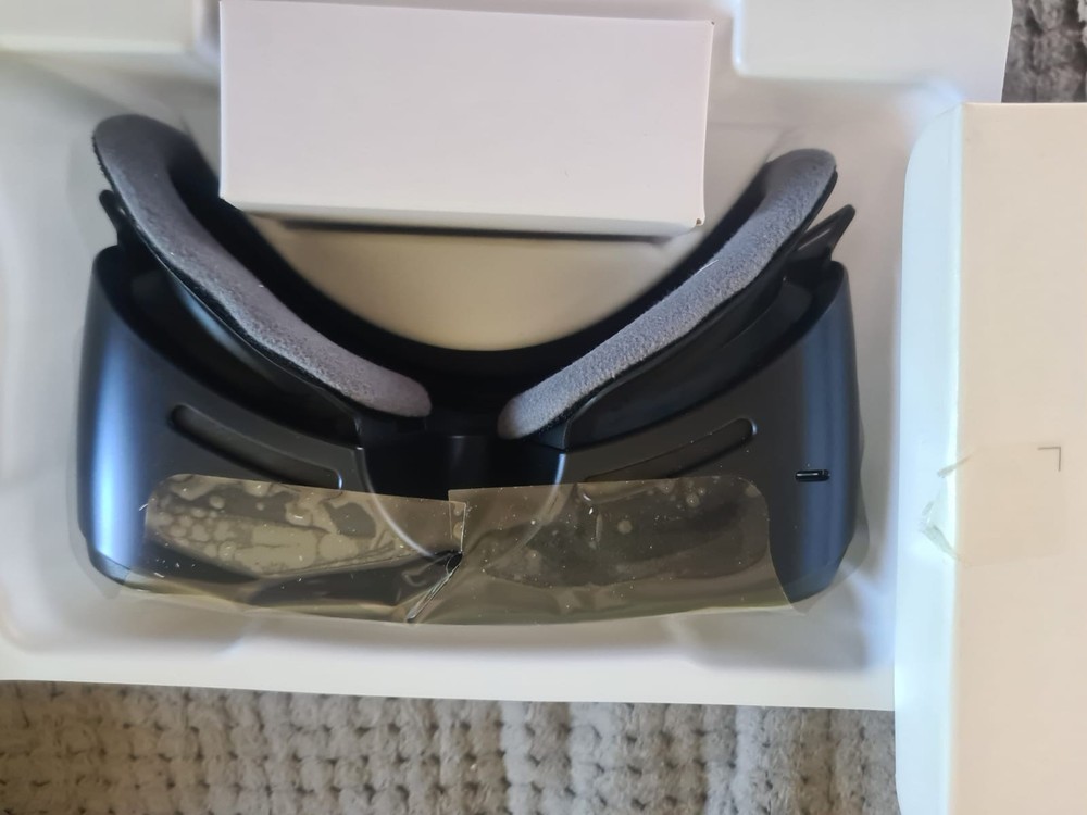 SAMSUNG Gear VR Oculus Headset W/Box