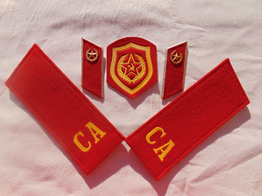 A set of Soviet motorized rifleman's insignia.