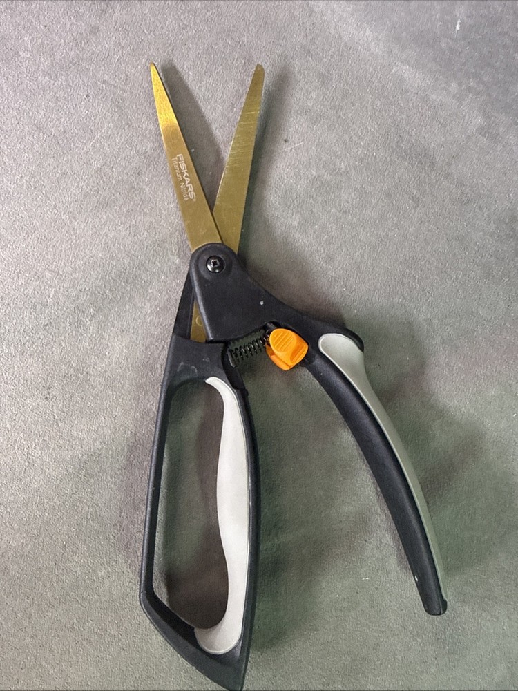 Fiskars Softouch Microtip Pruning Snips With Safety Lock