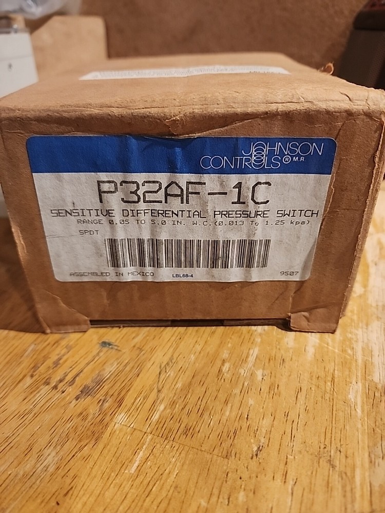 NEW JOHNSON CONTROLS P32AF-1C SENSITIVE DIFFERNTIAL PRESSURE SWITCH