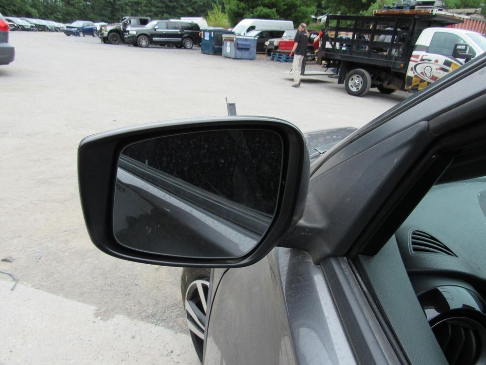KICKS 2019 Glove Box 1073107