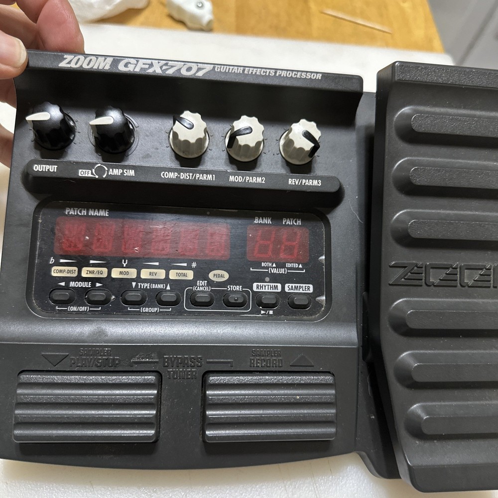 Zoom GFX-707 Guitar Effects Processor For Parts + A Bonus First Act Distortion