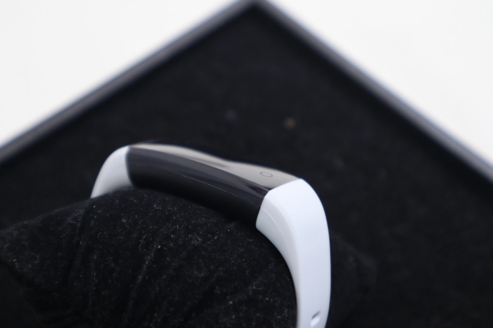 GRV FITNESS TRACKER - WHITE ***