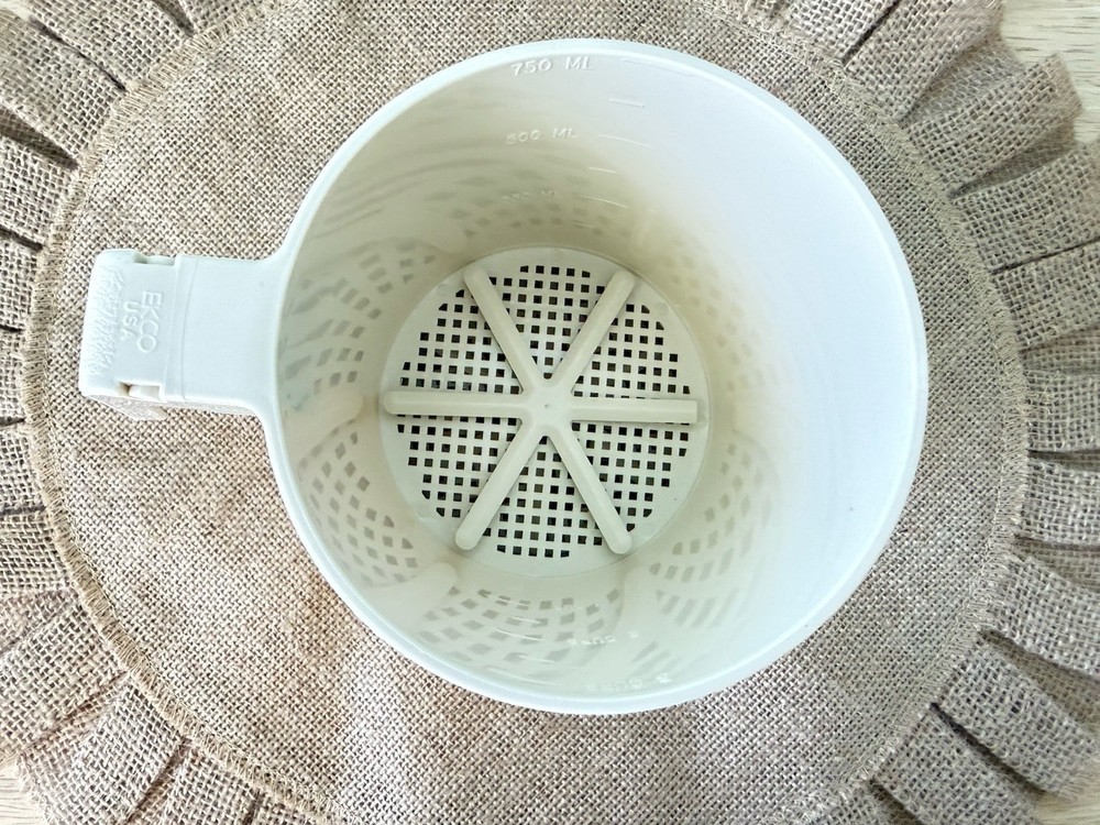 EKCO Hand Held 3-Cup Sifter With Lid-Off White-EUC