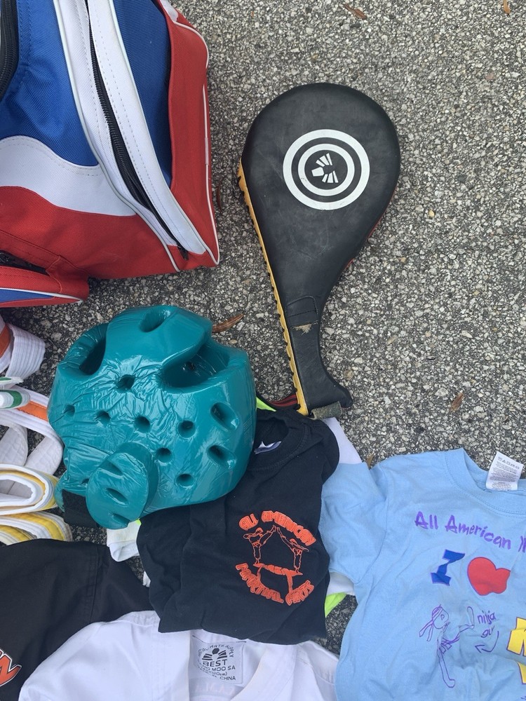 Taekwondo gi & sparring gear kids 🥋🦶