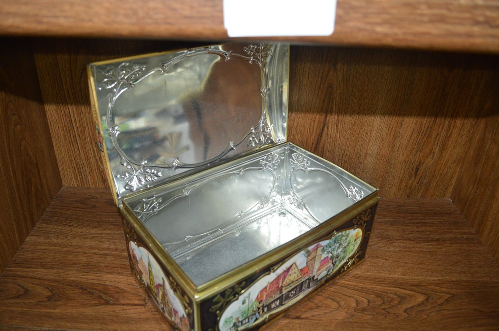 Nuremberger Schatztaftlein German Biscuit Tin Embossed Hinged Lid