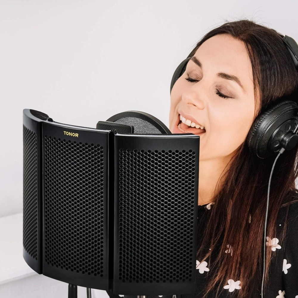 Compact Microphone Isolation Shield for Superior Noise Reduction and Studio Use