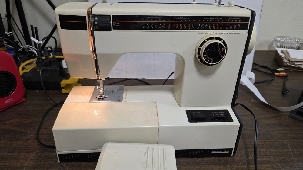 Montgomery Ward UHT J1954 Sewing Machine