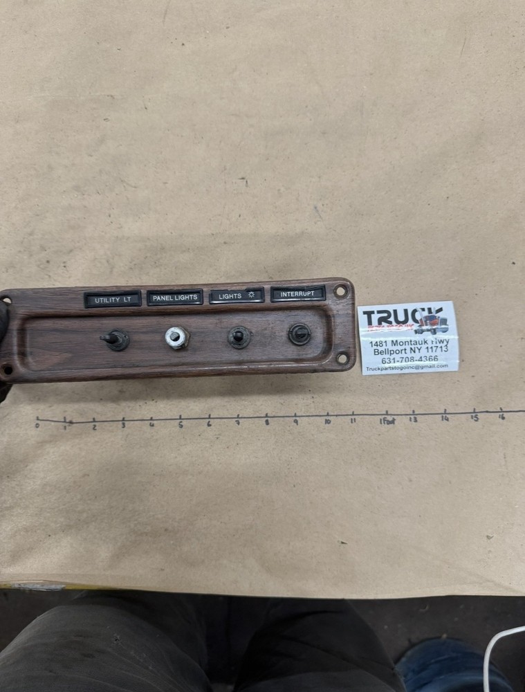 Freightliner 1999 Classic FLD Dash Switch Panel Woodgrain