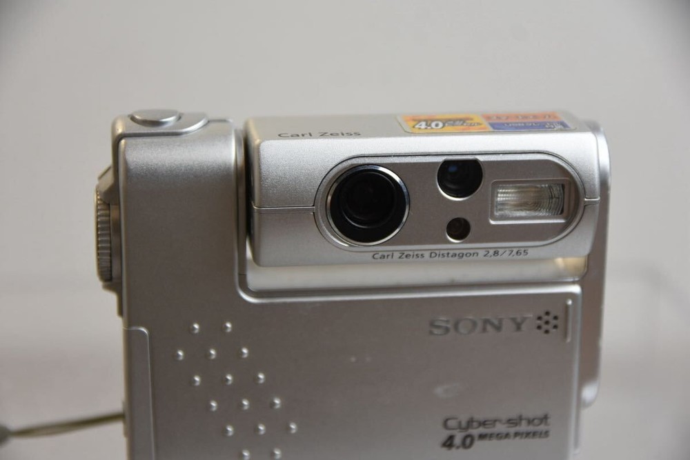 Compact Digital Camera SONY Cyber-Shot DSC-F77 X8