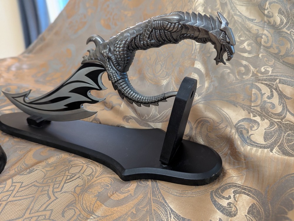 Set of 2 Etched Dragon Dagger with Decorative Stand