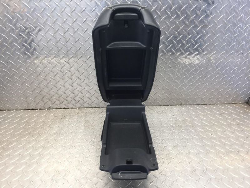 14-18 CHEROKEE CONSOLE ARM REST ASSY BLACK