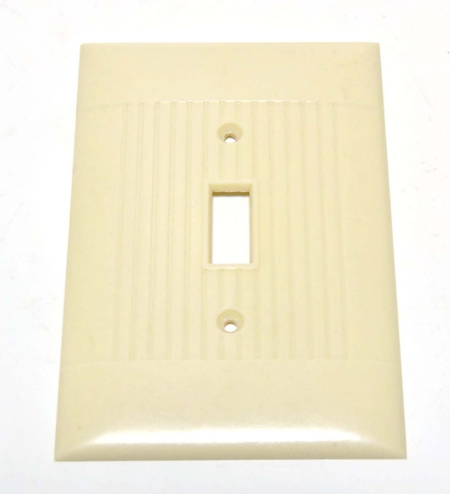 VINTAGE SIERRA IVORY BAKELITE / PLASTIC SINGLE TOGGLE LIGHT SWITCH PLATE NOS