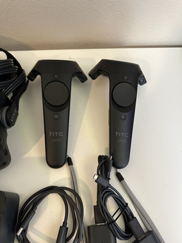 HTC Vive VR Headset Complete Set Full Kit System Steam VR PC Virtual Reality