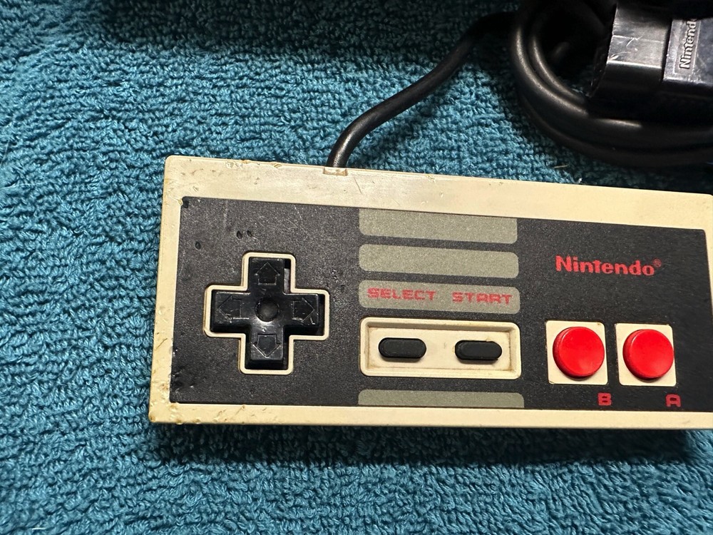 Nintendo NES System Mario Games 2 Controllers Zapper Cords Tested