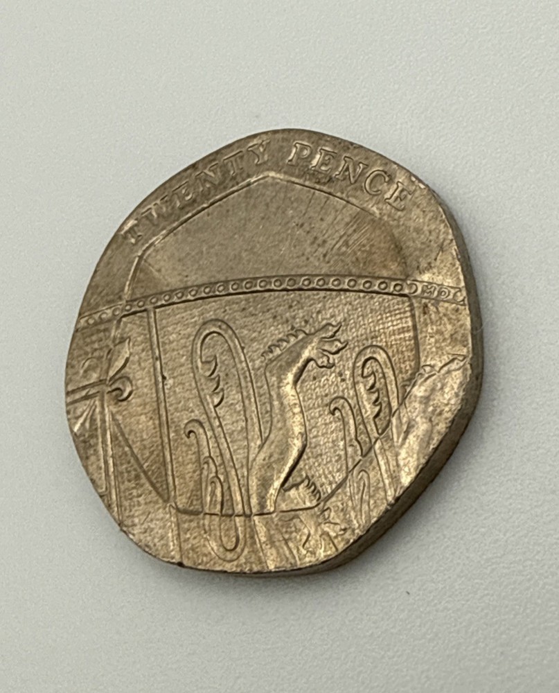 2009 British 20 Pence Royal Shield Coin M1