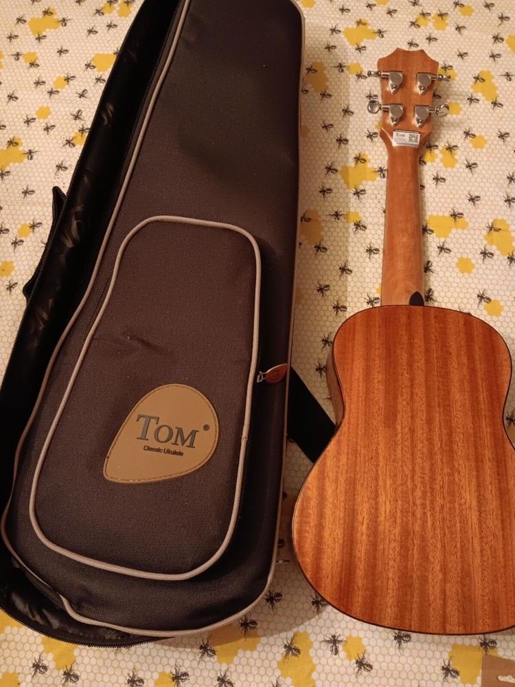 Tom Classic Ukelele with case