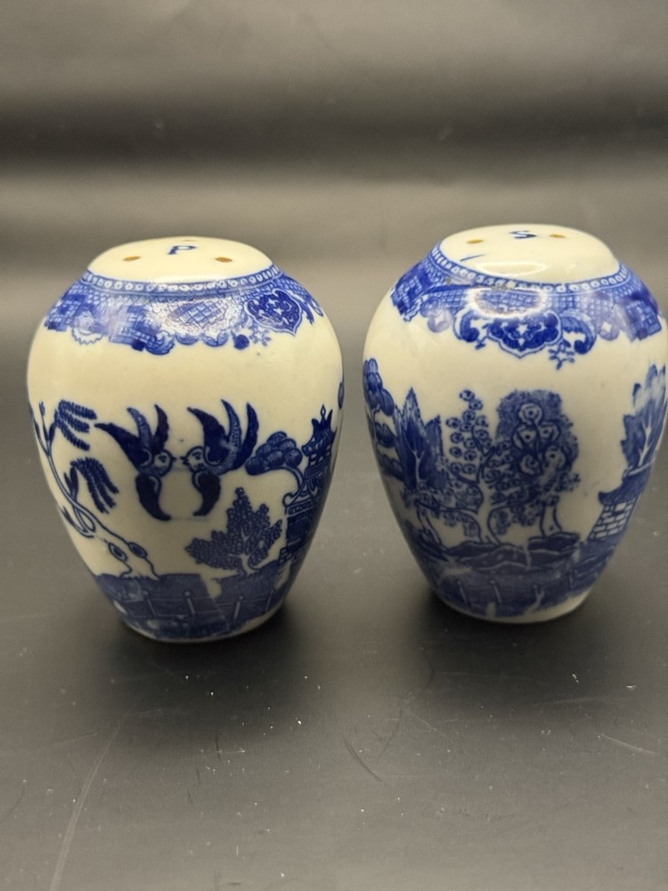 VTG Blue Willow USA Ceramic Salt & Pepper