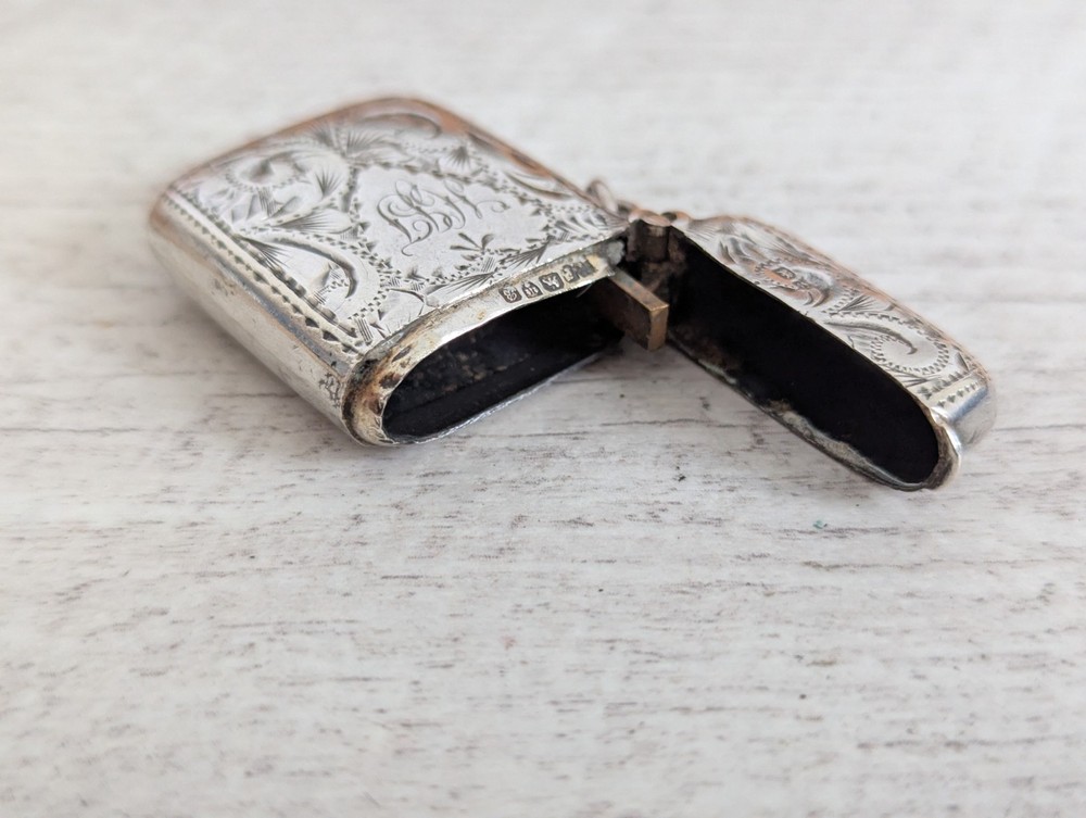 Silver Vesta Case 1902 Chester Assayed Hallmarked 32mm x 45mm