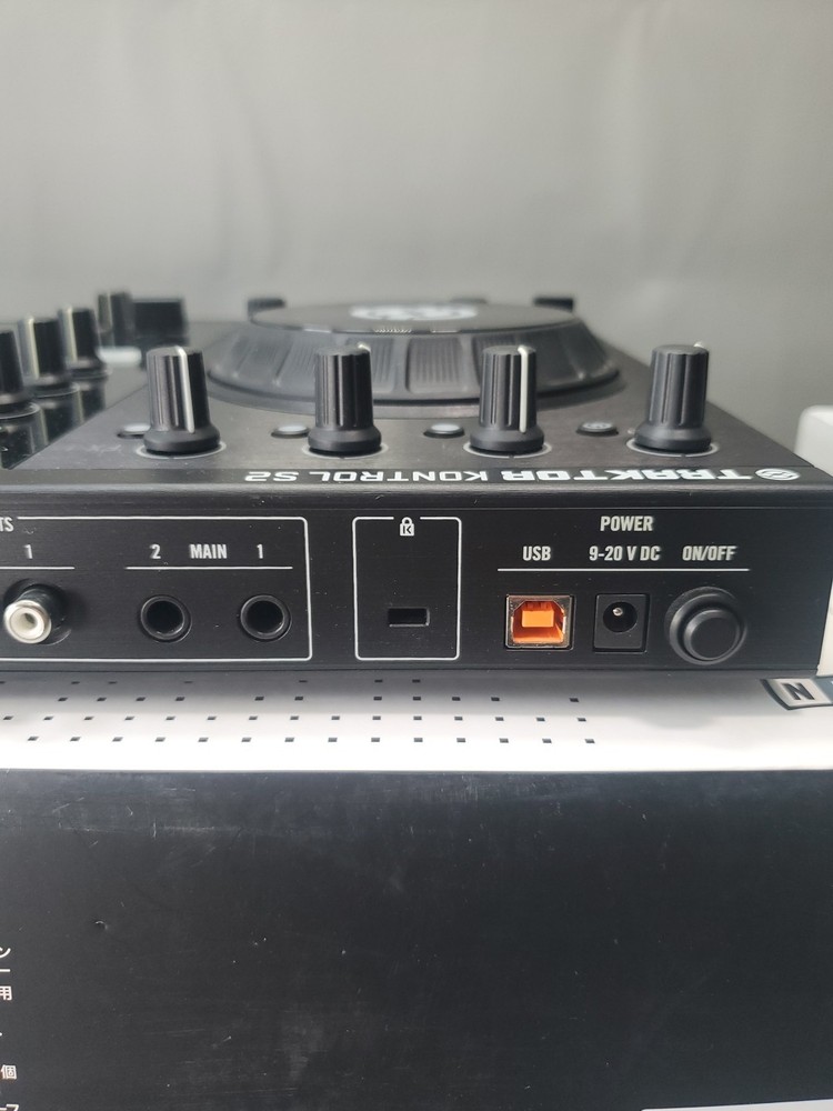 Native Instruments TRAKTOR KONTROL S2 DJ Controller