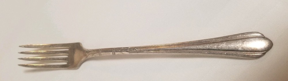 Tudor Plate ONEIDA Community Made - 1 dinner fork unknown pattern