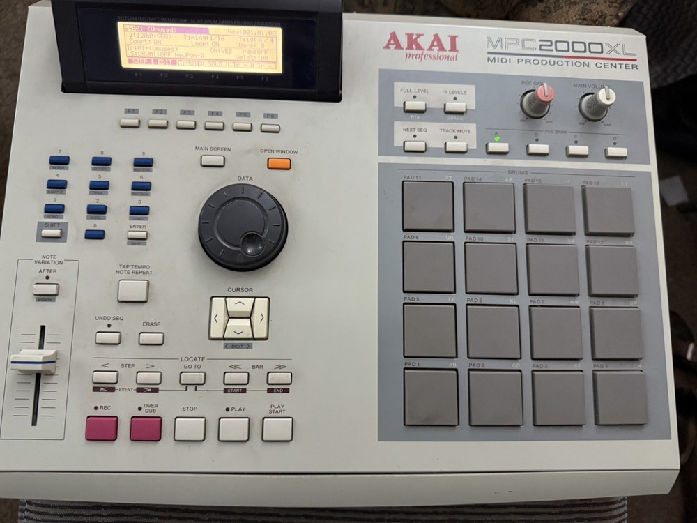 Akai MPC 2000 XL Sampler/Sequencer Drum Machine 8 Outputs Great Condition