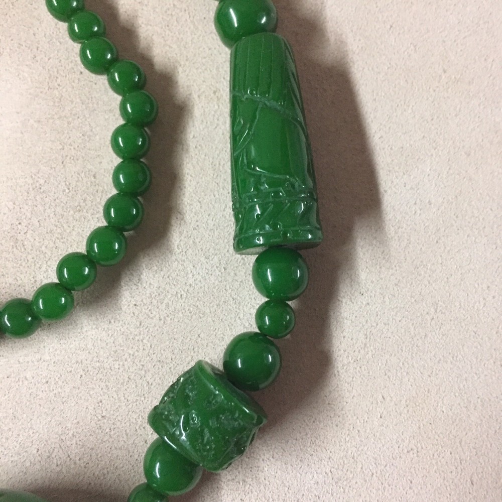 VTG Apple Green Plastic Necklace 30”