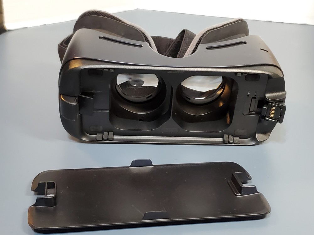 Samsung Gear VR Model SM-R323 Oculus VR Headset