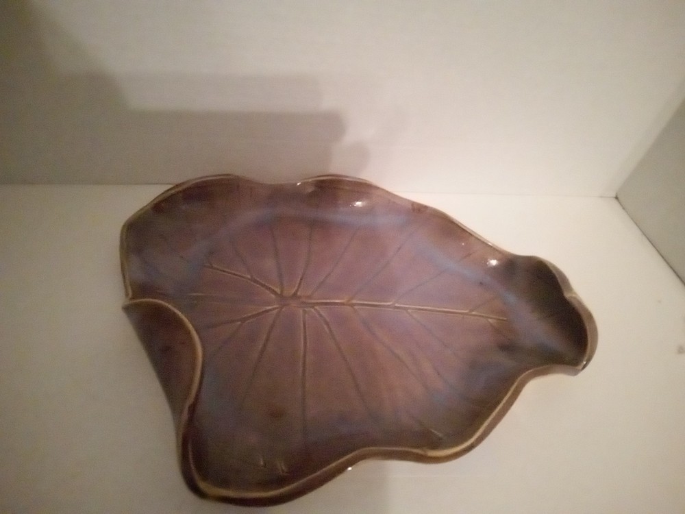 cermaic leaf center piece pre owned